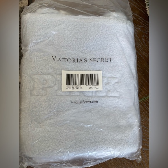 Victoria Secret Plush Teddy Tote and Cozy-Fleece Blanket - Picture 4 of 10